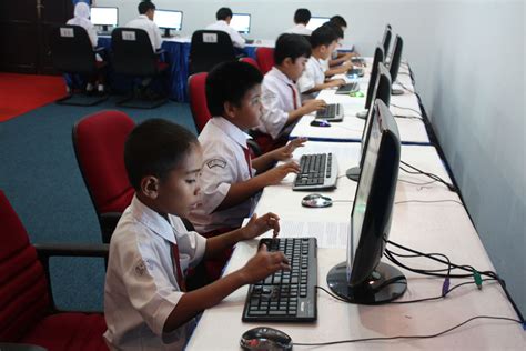 siswa menggunakan komputer di laboratorium komputer